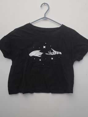 Black Cropped Graphic T-Shirt – Angel & Skeleton Hands Design – Aesthetic Crop T